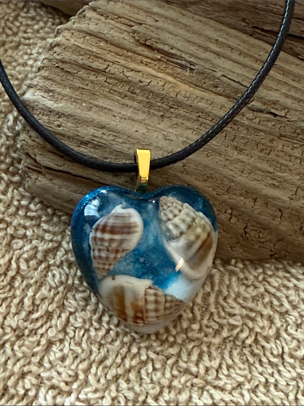 Hand Crafted Resin Blue Heart Shell Pendant Necklace - Picture 6 of 8
